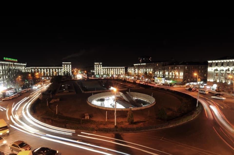 Квартира Около Станции Метро С Балконами Ereván Exterior foto